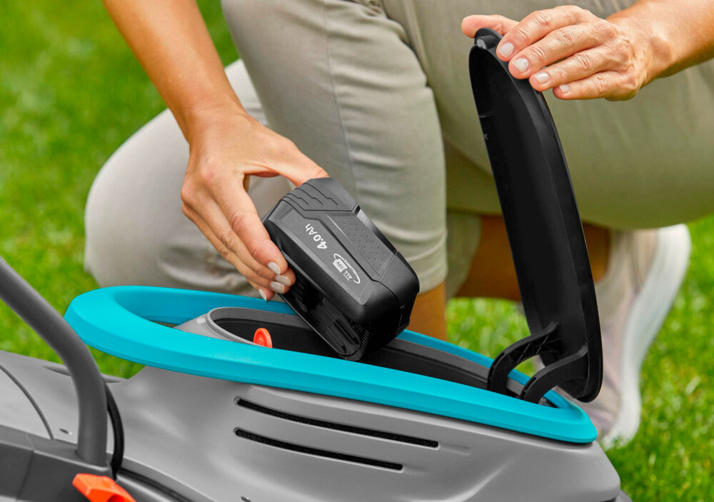 Kosiarka akumulatorowa GARDENA PowerMax 32-18V P4A 14632-55 silnik indukcyjny PowerMax 32/18V akumulator z serii 18V Power For All pojemność 4,0 Ah duża moc wysoki moment obrotowy doskonałe rezultaty zintegrowany wyświetlacz LED poziom naładowania akumulatora model bez akumulatora