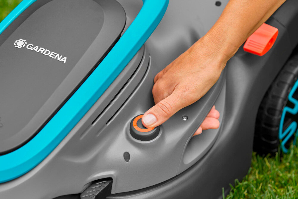 Kosiarka akumulatorowa GARDENA PowerMax 32-18V P4A 14632-55 koszenie z uwzględnieniem preferowanej wysokości trawy w zakresie 35-65 mm osiowa regulacja koszenia mechanizm sprężynowy 4-stopniowa skala przycisk QuickFit-Plus