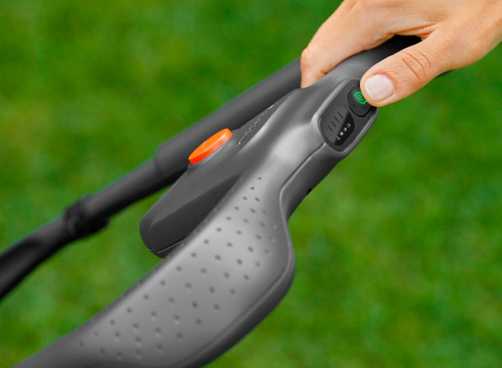 Kosiarka akumulatorowa GARDENA PowerMax 32-18V P4A 14632-55 wygoda komfortowa rączka ergonomiczna forma można prowadzić jedną ręką wysokość uchwytu można ustawić w jednym z trzech położeń włącznik trybu eco