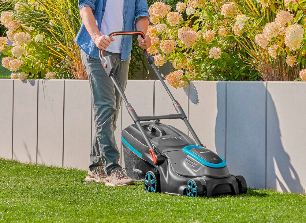 Kosiarka akumulatorowa GARDENA PowerMax 37-36V P4A 14638-55 koła zmniejszają opory toczenia boczne grzebienie cięcie wzdłuż krawędzi