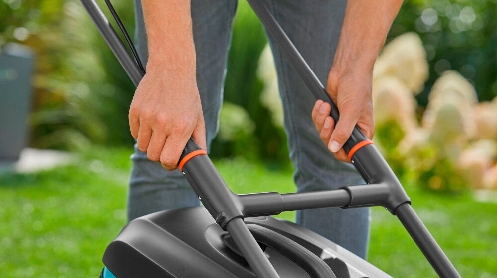 Kosiarka akumulatorowa GARDENA PowerMax 37-36V P4A 14638-55 ergonomiczny uchwyt ErgoTec komfortowa praca naturalne ułożenie dłoni uchwyt może być regulowany