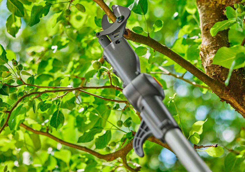 Nożyce do gałęzi GARDENA HighCut 250-18V P4A 14774-20 wysokiej jakości ostrza GARDENA produkowane w Niemczech z precyzyjnie szlifowanej hartowanej stali nieprzywierająca powłoka do cięcia gałęzi o maksymalnej grubości do 28 mm