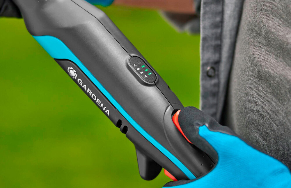 Nożyce do gałęzi GARDENA HighCut 250-18V P4A 14774-20 wskaźnik LED stan naładowania akumulatora na trzonku