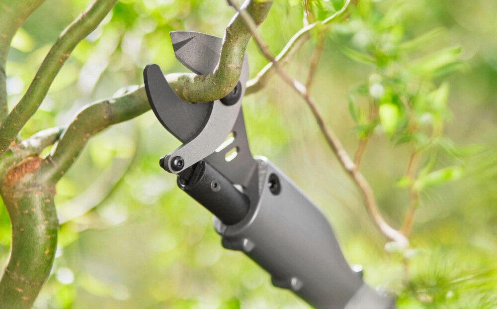 Nożyce do gałęzi GARDENA 14772-55 akumulatorowe wysokiej jakości ostrza GARDENA produkowane w Niemczech z precyzyjnie szlifowanej hartowanej stali nieprzywierająca powłoka do cięcia gałęzi o maksymalnej grubości do 28 mm