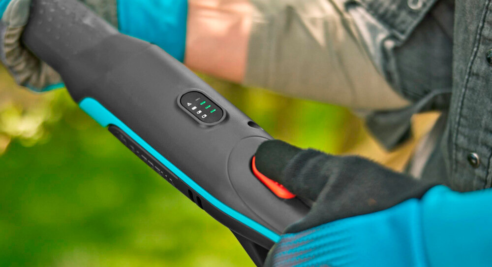 Nożyce do gałęzi GARDENA 14772-55 akumulatorowe wskaźnik LED stan naładowania akumulatora na trzonku