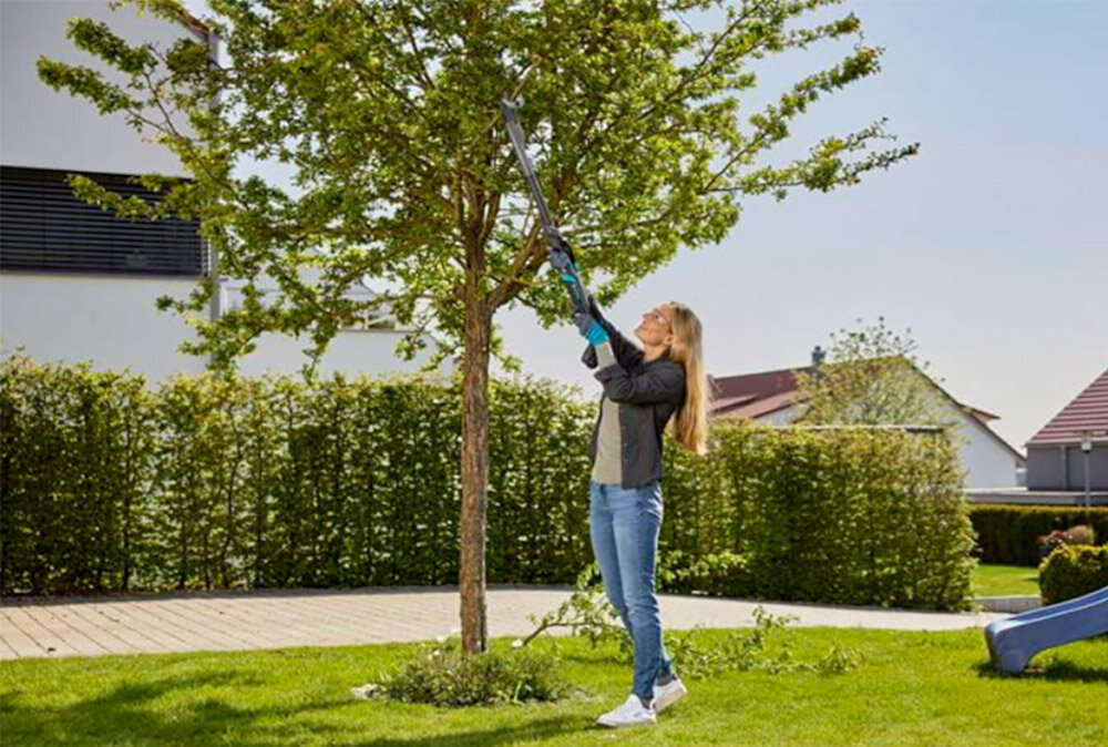 Nożyce do gałęzi GARDENA 14772-55 akumulatorowe teleskopowy trzonek cięcie na wysokości 2,5 metra