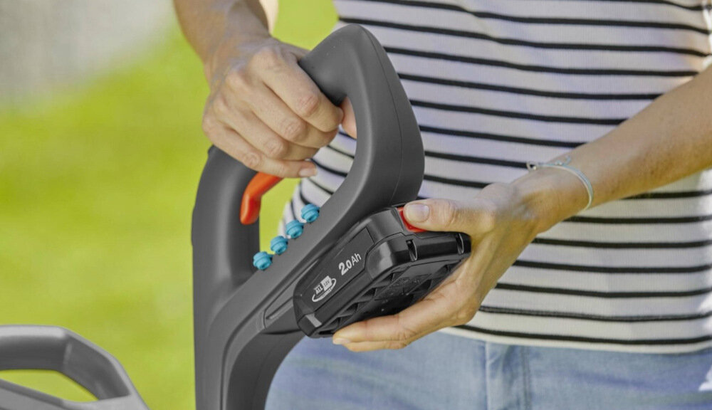 Podkaszarka akumulatorowa GARDENA SmallCut 23-18V P4A Solo 14702-55 zasilanie akumulatorem litowo-jonowym o napięciu 18 V model dostępny bez akumulatora i ładowarki.