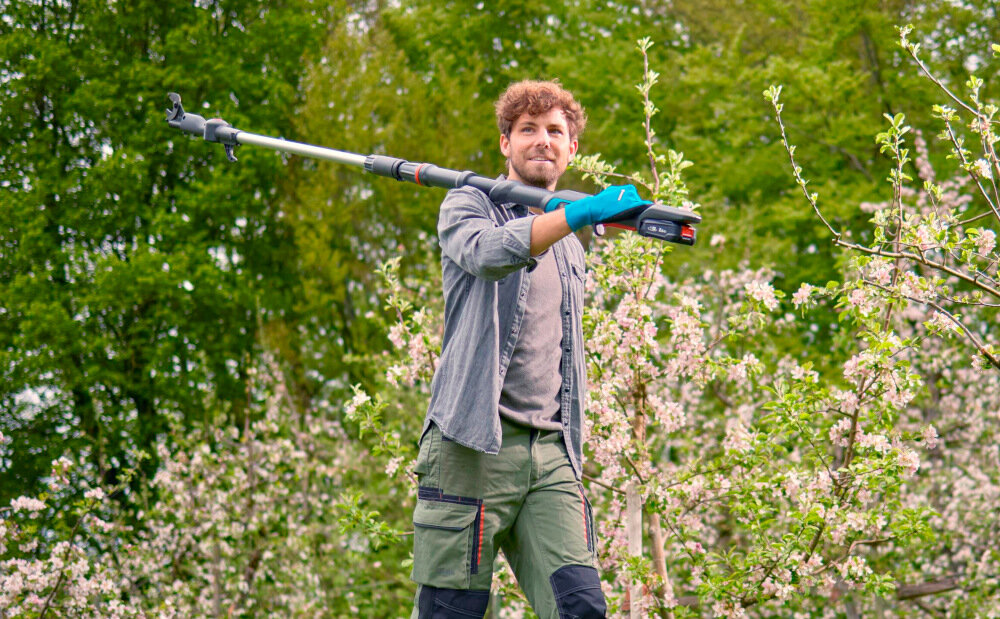 Nożyce do gałęzi GARDENA HighCut 360-18V P4A 14776-20 akumulatorowe do cięcia gałęzi drzew i krzewów waga 1,9 kg pewnie leży w dłoniach dwuczęściowy wał