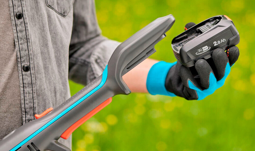 Nożyce do gałęzi GARDENA HighCut 360-18V P4A 14776-20 akumulatorowe zasilanie akumulator litowo-jonowy 18 V pojemność 2,0 Ah z serii POWER FOR ALL około 400 cięć
