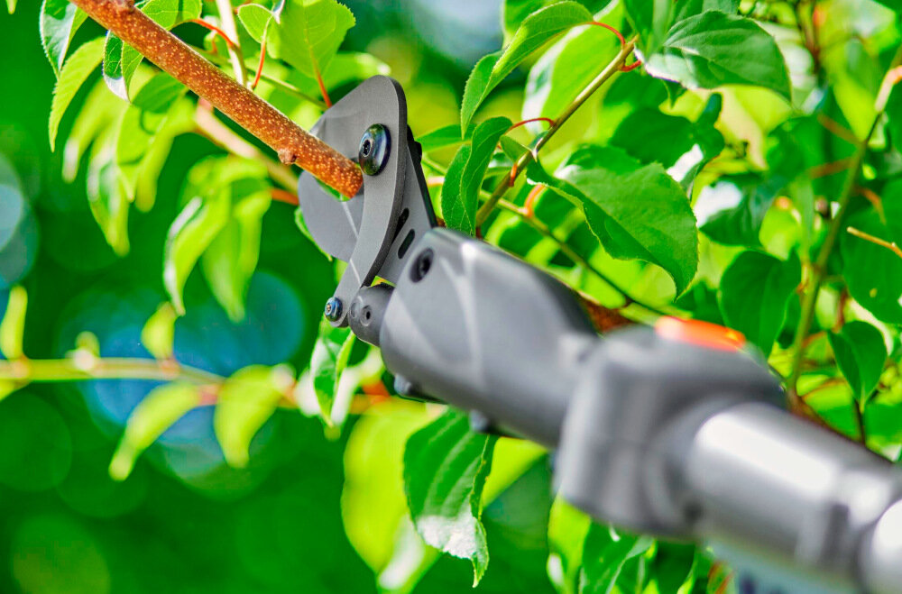 Nożyce do gałęzi GARDENA HighCut 360-18V P4A 14776-20 akumulatorowe wysokiej jakości ostrza GARDENA produkowane w Niemczech z precyzyjnie szlifowanej hartowanej stali nieprzywierająca powłoka do cięcia gałęzi o maksymalnej grubości do 28 mm