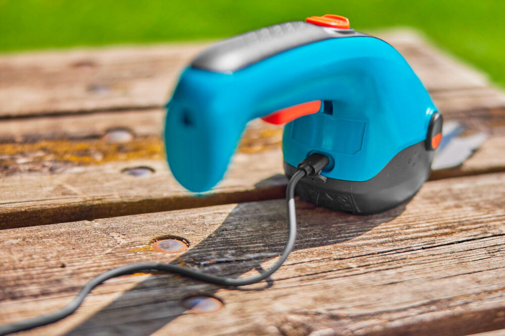 Nożyce do trawy GARDENA ClassicCut Li 9884-20 wbudowany akumulator litowo-jonowy 3,6 V przewód USB-C do ładowania