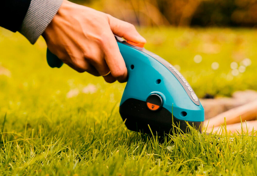 Nożyce do żywopłotu - trawy GARDENA ClassicCut Li 9885-20 uniwersalny sprzęt do pielęgnacji trawnika do przycinania niewielkich krzewów zwarta konstrukcja do prac wymagających dokładności