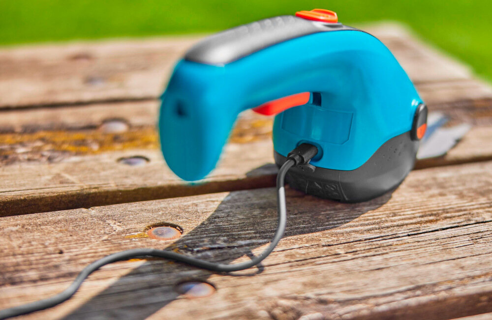 Nożyce do żywopłotu - trawy GARDENA ClassicCut Li 9885-20 wbudowany akumulator litowo-jonowy 3,6 V przewód USB-C do ładowania