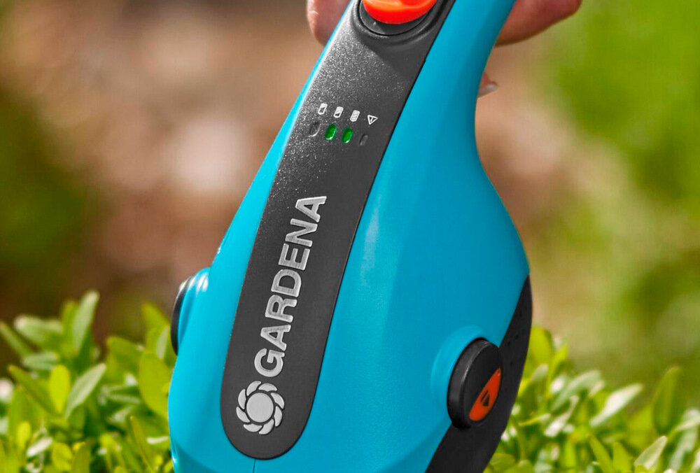 Nożyce do żywopłotu - trawy GARDENA ClassicCut Li 9885-20 wskaźnik LED informacja o stanie naładowania akumulatora maksymalny czas pracy akumulatora około 50 minut