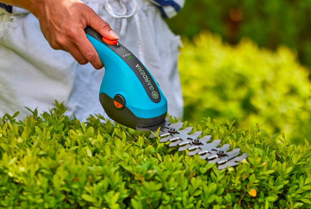 Nożyce do żywopłotu - trawy GARDENA ClassicCut Li 9885-20 wysokiej jakości precyzyjnie oszlifowanie ostrze do przycinania krzewów antyadhezyjna powłoka szerokość 12 cm