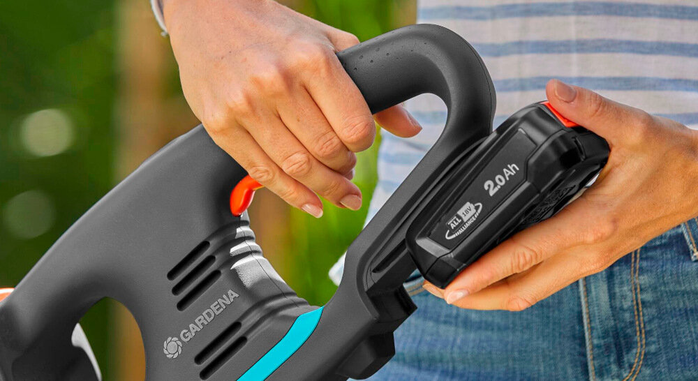 Nożyce do żywopłotu GARDENA 14733-55 akumulatorowe zasilanie akumulator litowo-jonowy wydajny napięcie 18 V z serii POWER FOR ALL 18 V brak akumulatora i ładowarki w zestawie