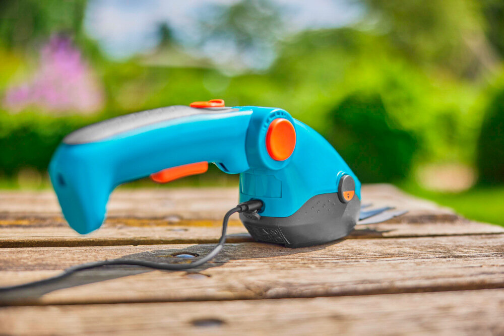 Nożyce do trawy GARDENA ComfortCut Li 9889-20 akumulatorowe wbudowany akumulator litowo-jonowy ładowanie przewód USB-C ledowy wskaźnik czas pracy około 80 minut
