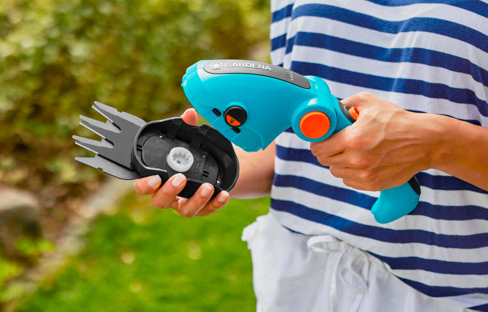 Nożyce do trawy GARDENA ComfortCut Li 9889-20 akumulatorowe wytrzymały łatwość wymiany ostrzy jeden przycisk nie potrzeba żadnych dodatkowych narzędzi