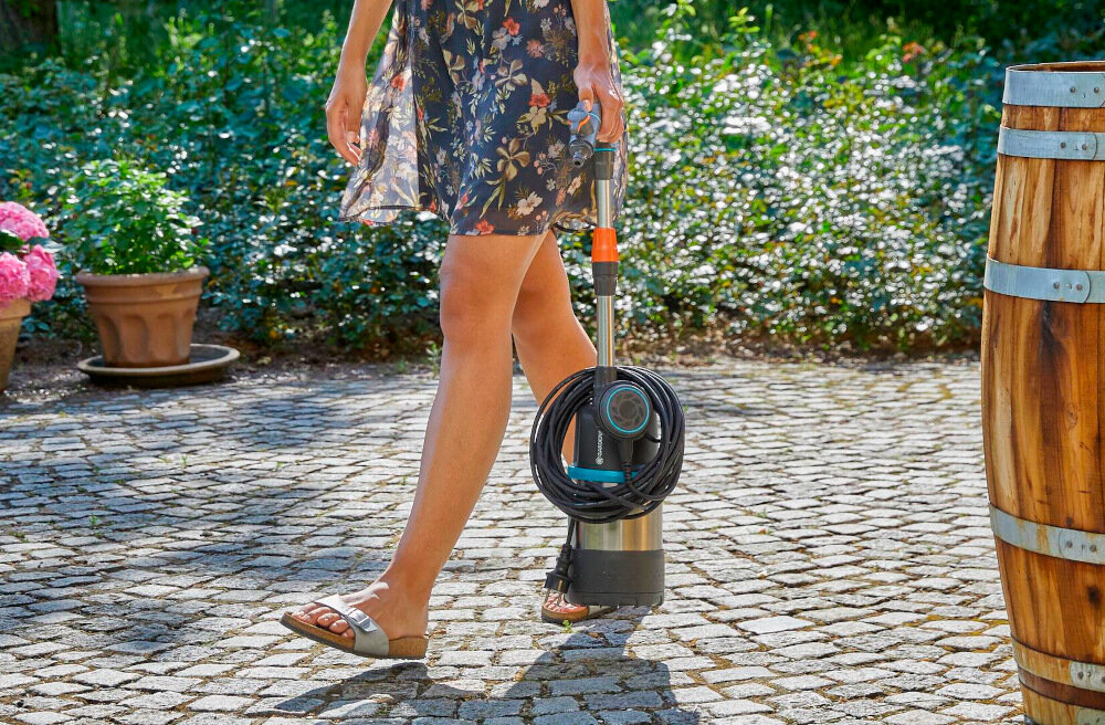Pompa do wody GARDENA 4700-2 1764-20 elektryczna solidna konstrukcja z wysokogatunkowej stali nierdzewnej inox dluga zywotnosc zintegrowany uchwyt miesci sie w otworach o srednicy 150 mm