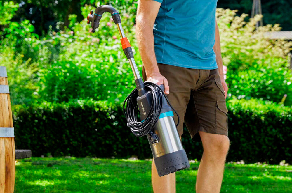 Pompa do wody GARDENA 4700-2 1766-20 elektryczna solidna konstrukcja z wysokogatunkowej stali nierdzewnej dluga zywotnosc zintegrowany uchwyt miesci sie w otworach o srednicy 150 mm