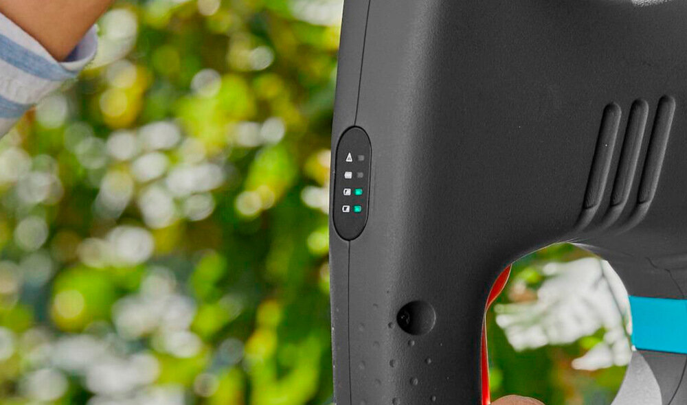 Nożyce do żywopłotu GARDENA EasyCut 40-18V P4A 14733-20 akumulatorowe wyświetlacza LED stan naładowania akumulatora umieszczony w uchwycie praca przez około 70 minut