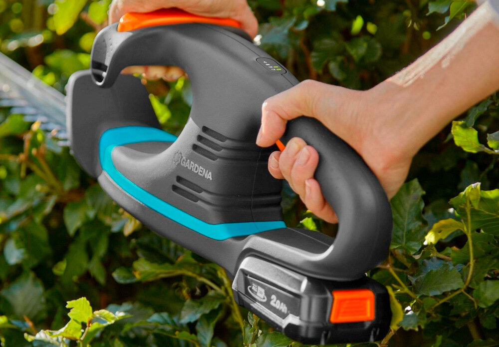 Nożyce do żywopłotu GARDENA EasyCut 40-18V P4A 14733-20 akumulatorowe uchwyt wygodny ergonomiczny antypoślizgowy materiał optymalna kontrola nad urządzeniem bezpieczeństwo operatora