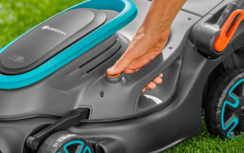 Kosiarka elektryczna GARDENA PowerMax 37 1800 G2 14637-20 1800W koszenie z uwzględnieniem preferowanej wysokości trawy w zakresie 35-65 mm centralna regulacja koszenia mechanizm sprężynowy 4-stopniowa skala przycisk QuickFit-Plus