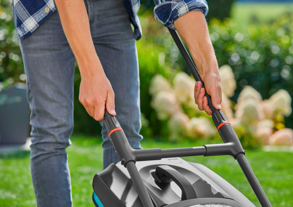 Kosiarka elektryczna GARDENA PowerMax 37 1800 G2 14637-20 1800W możliwość złożenia uchwytu bardzo łatwy transport przechowywanie oszczędność miejsca