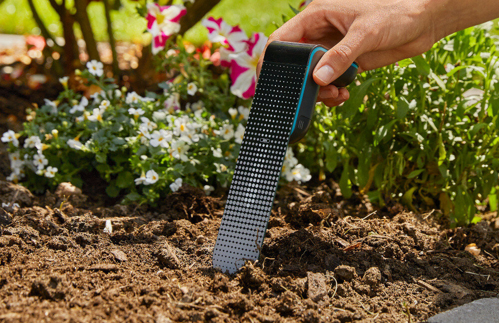 Sterownik nawadniania GARDENA Smart 19035-20 integracja z czujnikami wilgotnosci gleby GARDENA z system Micro-Drip Sprinklersystem modyfikacja wczesniej ustalonyhc harmonogramow na podstawie pogody w pelni zautomatyzowne podlewanie