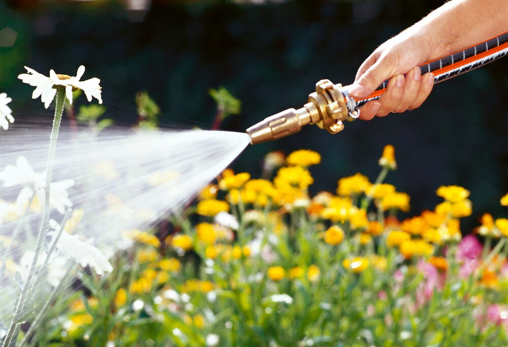 Pistolet zraszający GARDENA 07131-20 ogród kwiaty osoba podlewa rośliny wygodne podlewanie zadbany ogród