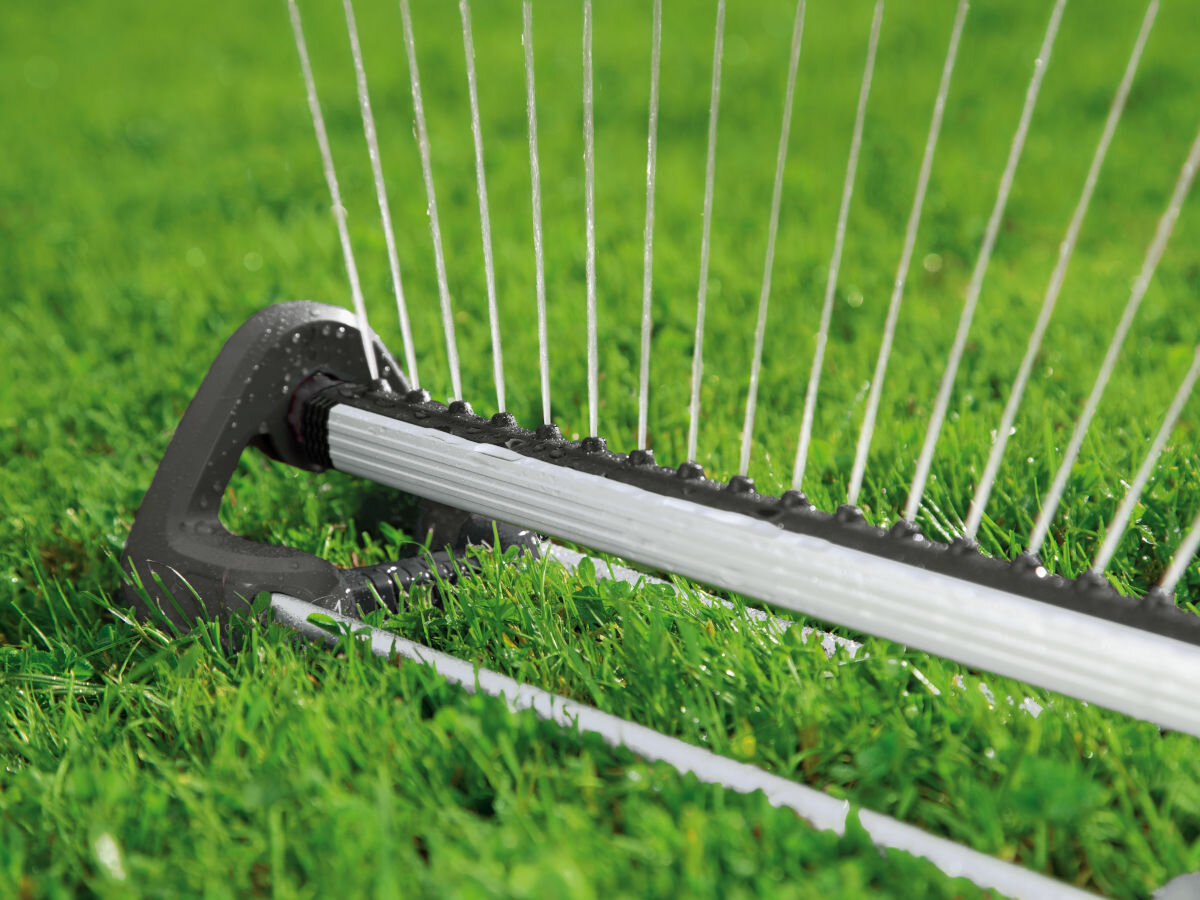 Zraszacz GARDENA Aqua L 18704-20, podstawa, elementy, podłoże, odporność, zbliżenie na włączony zraszacz podlewający trawnik