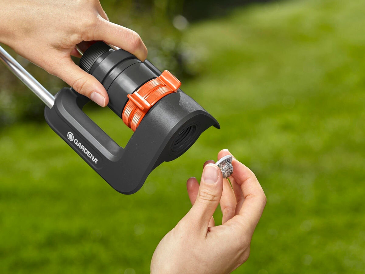 Zraszacz GARDENA Aqua L 18704-20, filtr, UV, zacisk, woda, przepływ, osoba obsługuje zraszacz i filtr wodny