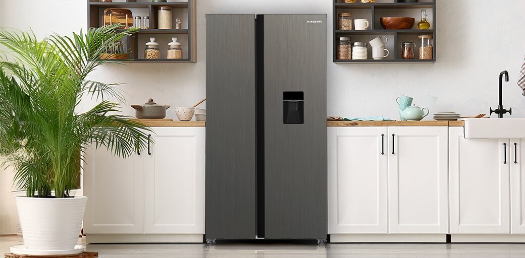 Lodówka MPM-439-SBS-15/ND w jasnej aranżacji kuchennej.