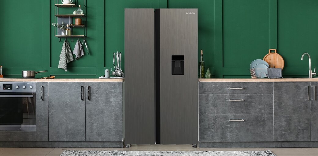 Lodówka MPM-439-SBS-15/ND w ciemnej zabudowie kuchennej.