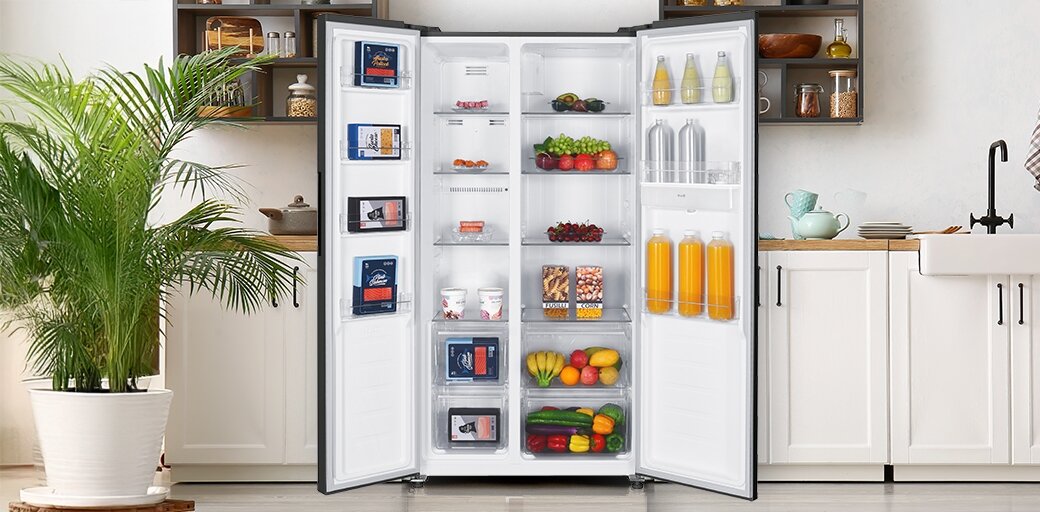 Otwarta lodówka MPM-439-SBS-15/ND w jasnej zabudowie kuchennej.