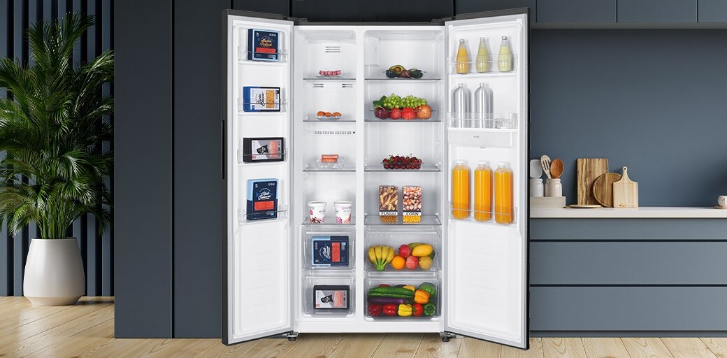 Otwarta lodówka MPM-439-SBS-15/ND w granatowej aranżacji.