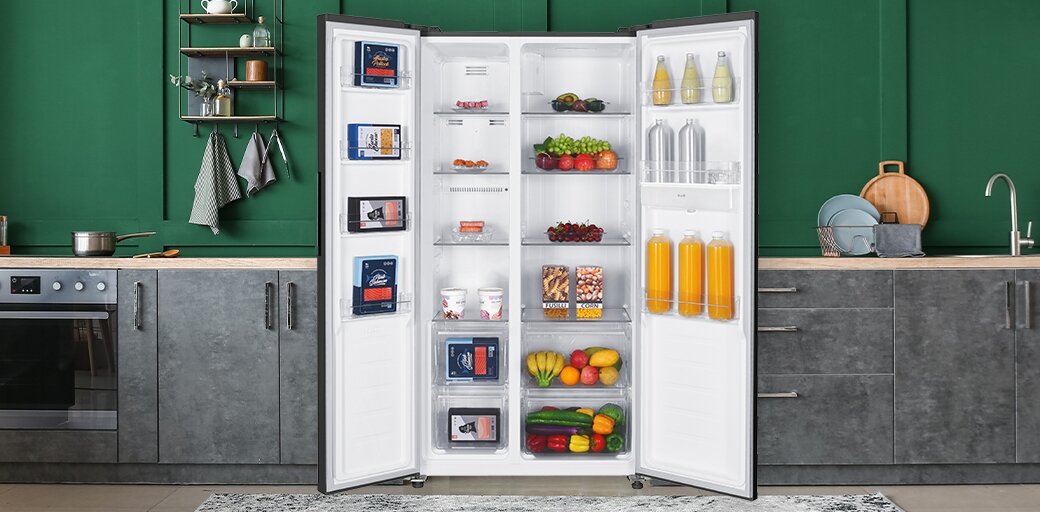 Otwarta lodówka MPM-439-SBS-15/ND w ciemnej zabudowie kuchennej.