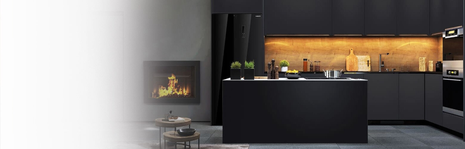 Lodówka w zabudowie kuchennej.