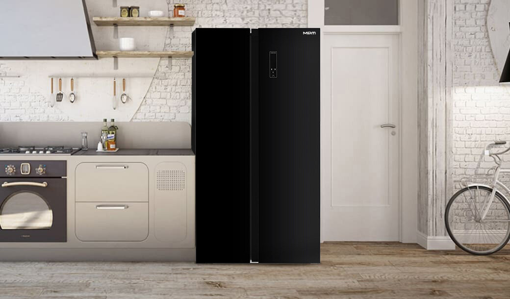 Lodówka Side by Side MPM-427-SBS-06/NL w jasnej zabudowie kuchennej.