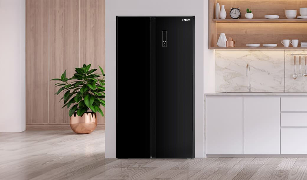 Lodówka Side by Side MPM-427-SBS-06/NL w zabudowie kuchennej.