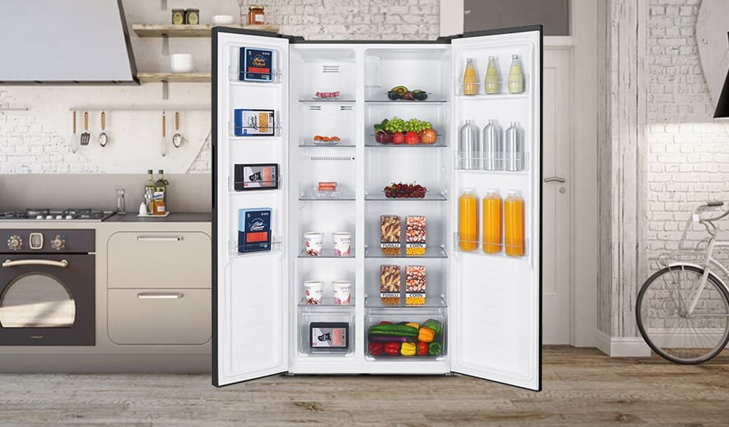 Otwarta lodówka Side by Side MPM-427-SBS-06/NL w jasnej zabudowie kuchennej.