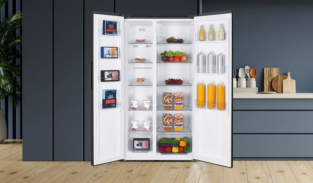 Otwarta lodówka Side by Side MPM-427-SBS-06/NL w ciemnej zabudowie kuchennej.