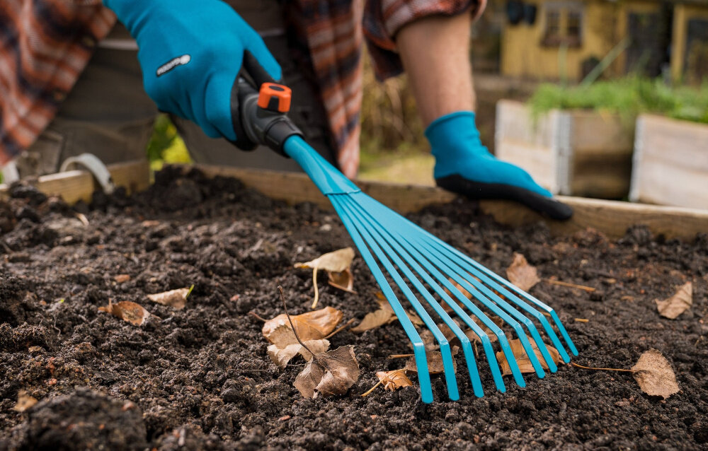 Grabki ogrodowe GARDENA 8919-20 szerokość 12 cm 9 zębów z wysokiej jakosci stali trwalosc odpornosc na odksztalcenia powloka z duroplastu ochrona przed rdza wilgocia i uszkodzeniami mechanicznymi dziewiec solidnych zebow szerokosc robocza 12 cm pielegnacja waskich rabat i miedzy roslinami