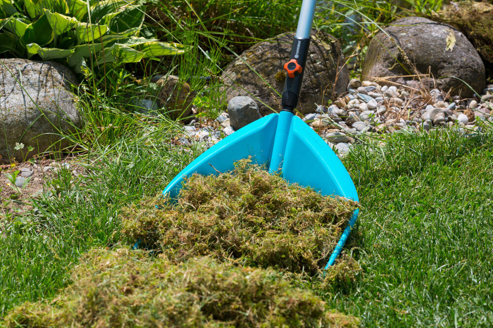 Szufla GARDENA Combisystem 3120-20 zbliżenie na szuflę wypełnioną ściętą trawą bezpieczne połączenie z trzonkiem mocowanie na śrubę na trzonku śruba jest odporna na zerwanie i przekręcanie połączenia pewne i bezpieczne połączenie bezpieczna efektywna praca