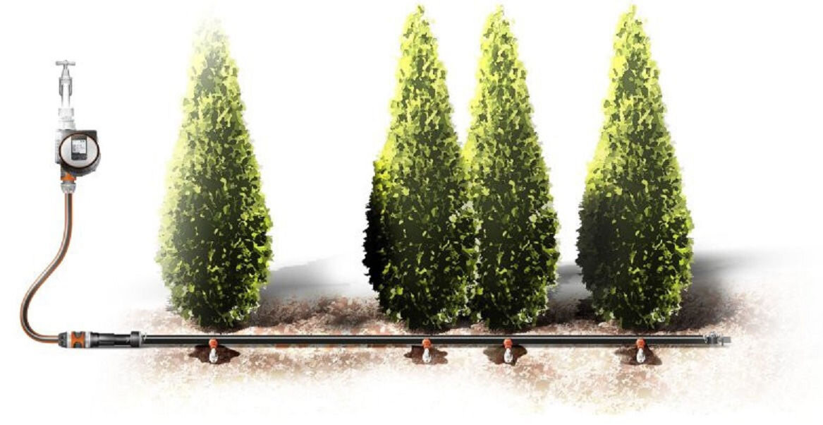 Zestaw do nawadniania GARDENA Micro-Drip-System 13010-29 (15 m), samoczyszczenie, równomiernie, zatkanie, labiryntowy, na białym tle wizualizacja systemu nawadnia przy krzewach