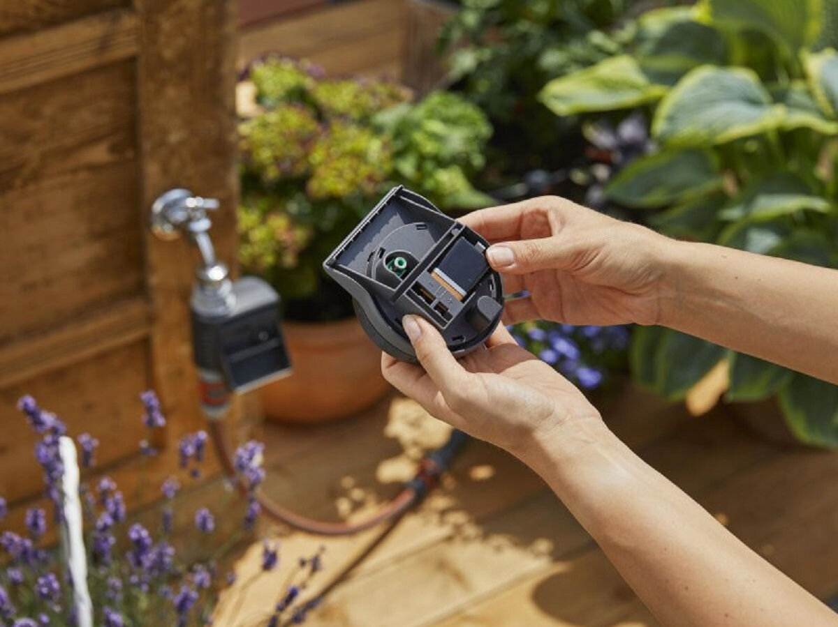 Zestaw do nawadniania GARDENA Micro-Drip-System 13010-29 (15 m), qucik, easy, instalacja, ułożenie, osoba trzyma w dłoni system nawadniania