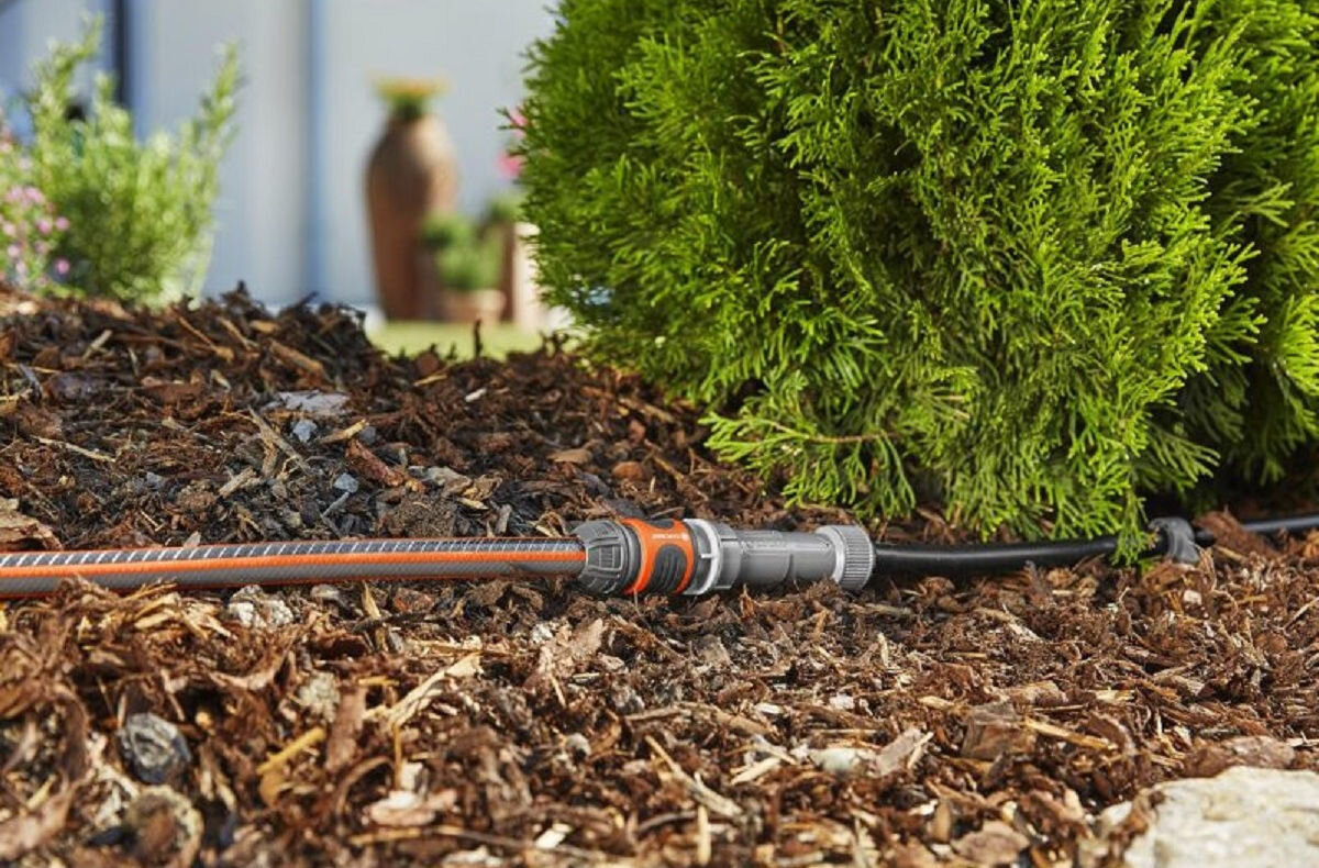 Zestaw do nawadniania GARDENA Micro-Drip-System 13012-20 (25 m), woda, godzina, kroplowniki, zintegrowane, zbliżenie na kroplownik leżący przy żywopłocie