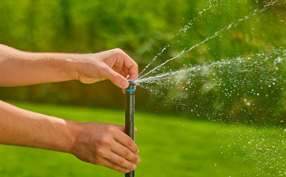 Zraszacz GARDENA MD40 8239-20 trawa trawnik osoba ustawia zraszacz nawadnianie dostosowane do potrzeb trawnika regulacja zasięgu i sektora podlewania dysza obrotowa zmniejsza natężenie strumienia