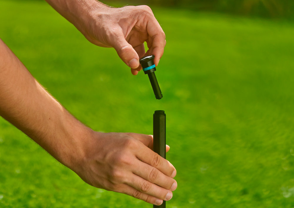 Zraszacz GARDENA MD40 8239-20 trawa trawnik osoba wyciąga zraszacz z obudowy  płynne ustawienie zasięgu w zakresie od 2,5 do 3,5 metra bez konieczności używania narzędzi każda strefa ogrodu jest nawodniona odpowiednio