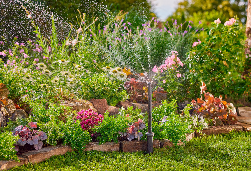 Zraszacz GARDENA MD40 8239-20 ogród trawnik trawa zraszacz podlewa trawę w tle krzewy drzewa kwiaty gwint wewnętrzny ¾ cala współpraca z systemem GARDENA Sprinklersystem współpraca ze zraszaczami T200 czy T380 można tworzyć rozbudowane strefy nawadniania